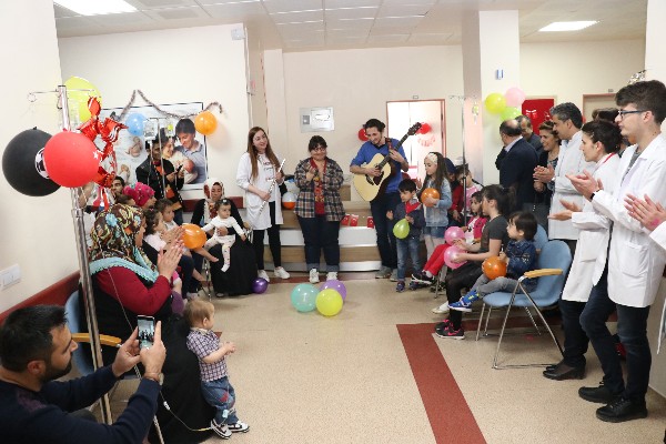 Minik hastalara 23 Nisan sürprizi