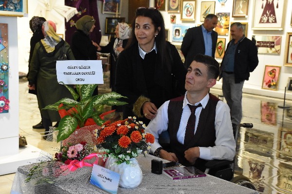 Tek parmağıyla yazdığı ikinci kitabını imzaladı