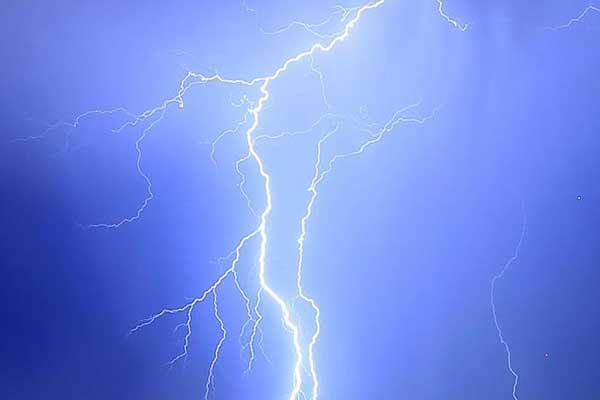 Hindistan'da 13 saatte 36 bin 749 yıldırım düştü