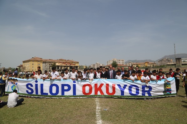 Silopili öğrenciler kitap okumak için stadı doldurdu