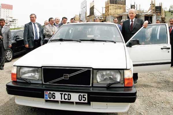 Bahçeli’nin antika araba koleksiyonuna yeni bir Mercedes eklendi