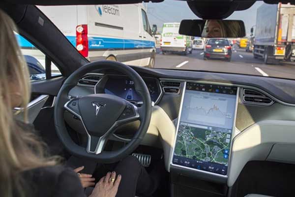 Otomatik pilottayken yolcu koltuğuna geçen Tesla sürücüsü