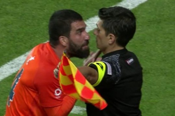 Arda Turan kırmızı kart gördü