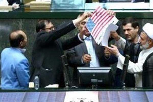 İran Meclisi'nde ABD bayrağı yaktılar