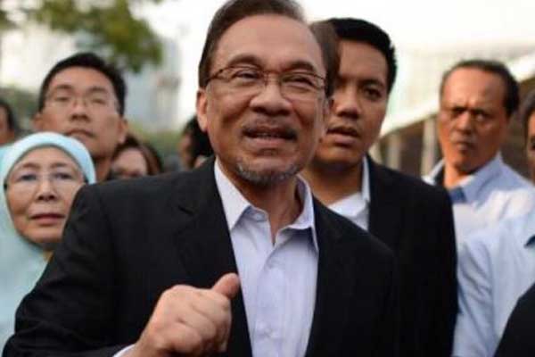 Malezya'nın yeni Başbakanı Mahathir muhalif lider Enver İbrahim'e af için harekete geçti