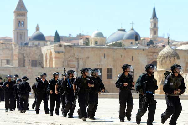 Yahudi yerleşimciler Mescid-i Aksa'ya baskın düzenledi!