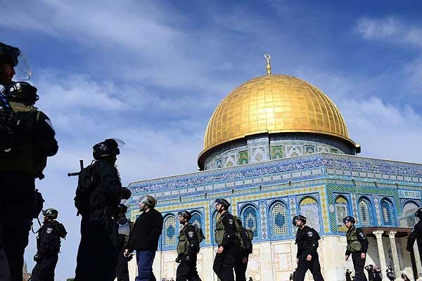 Mescid-i Aksa'yı basan Yahudiler İsrail bayrağı açtı!