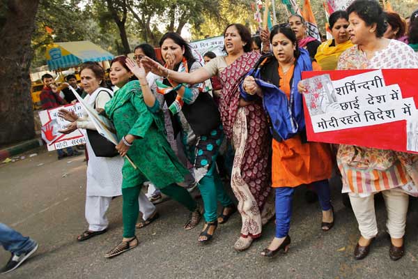 Hindistan'da son bir haftada üç genç kız tecavüz edilerek yakıldı