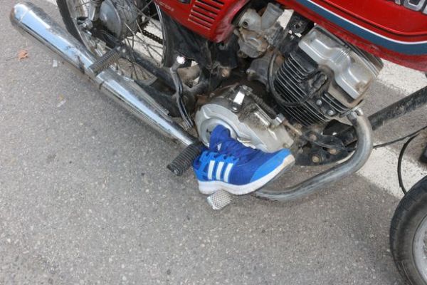 Sürücü uçtu ayakkabısı frende takılı kaldı