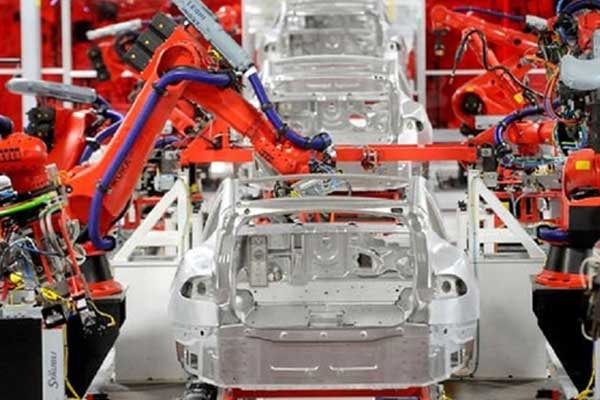 Tesla fabrikada üretimi durduruyor