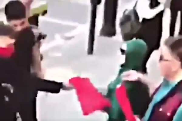 PKK destekçileri almaya çalıştı, o ise bayrağı vermedi