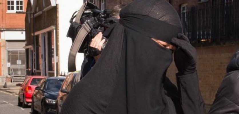 Peçeyle gezen turiste gözaltı