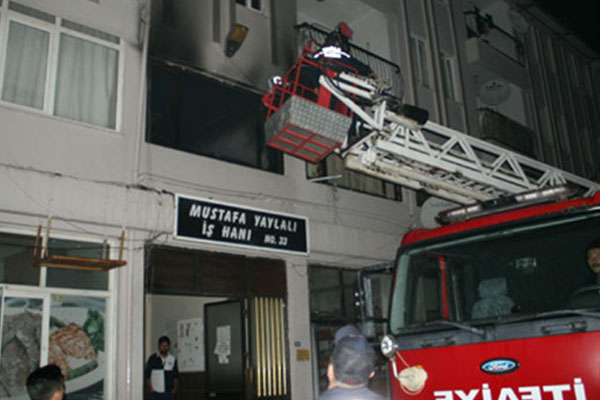 Annesinin evini ateşe verdi