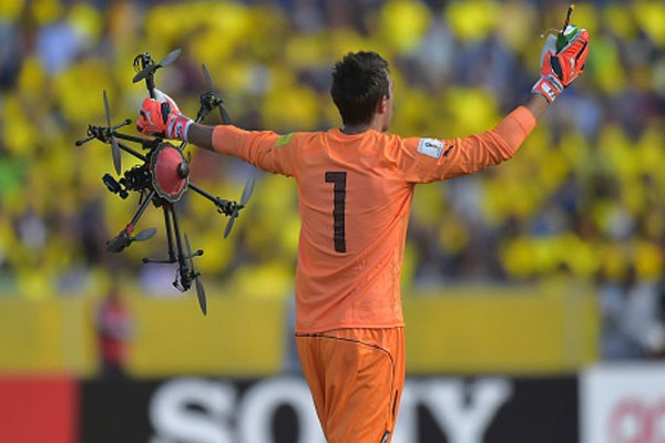 Muslera drone'u da yakaladı