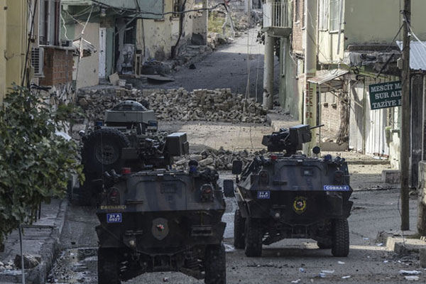 Nusaybin'de sokağa çıkma yasağı: Aileler ilçeyi terk ediyor