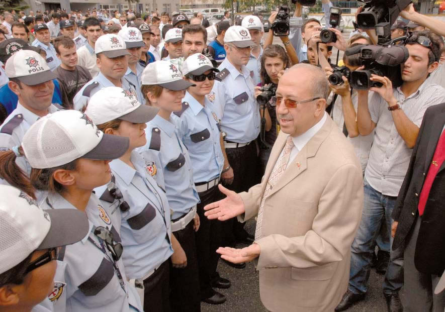 Emniyet müdürü hakkında kırmızı bülten