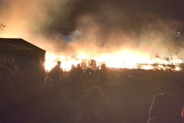 Paris'te mülteci kampı ateşe verildi