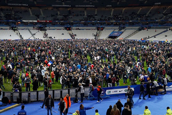 Alman milli takımı stattan ayrılamadı