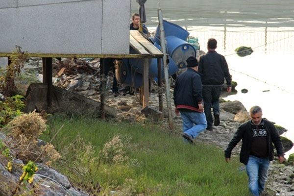 Polis derede uyuşturucu aradı