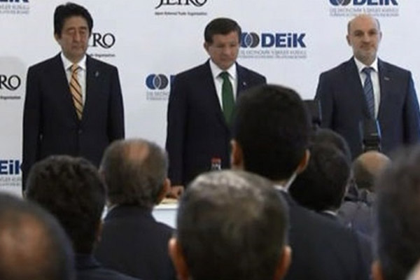 Paris için İstanbul'da saygı duruşu