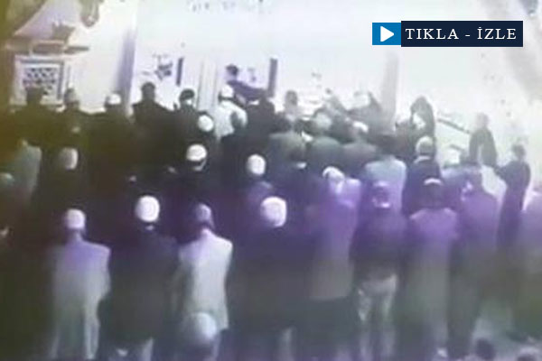 İmamın namazda bıçaklandığı anlar kamerada