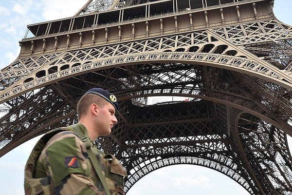 Eyfel Kulesi turistlerin ziyaretine kapatıldı