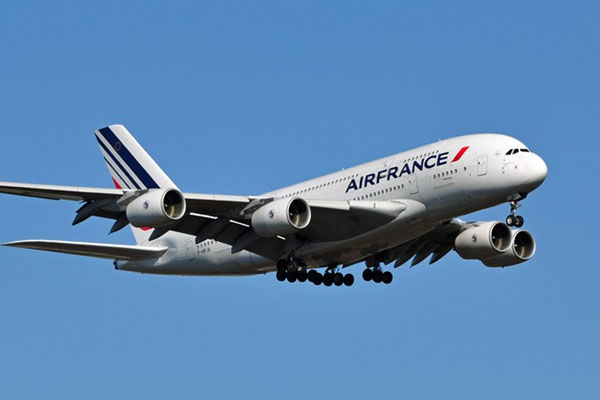 Uçak havalimanında boşaltıldı