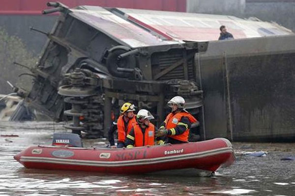 Hızlı tren raydan çıktı