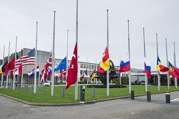 Bayraklar yarıya indi