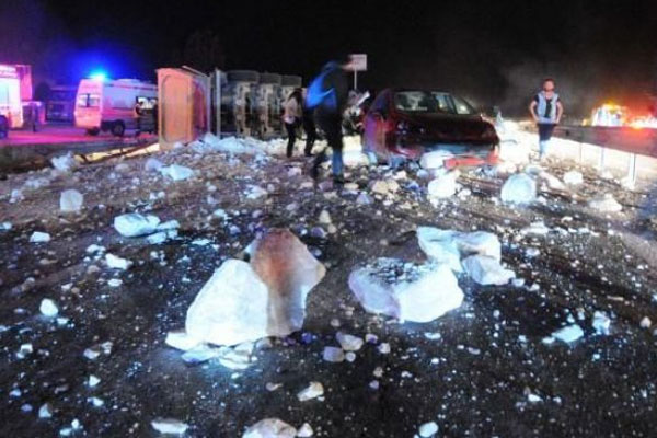 Taş yüklü TIR devrildi