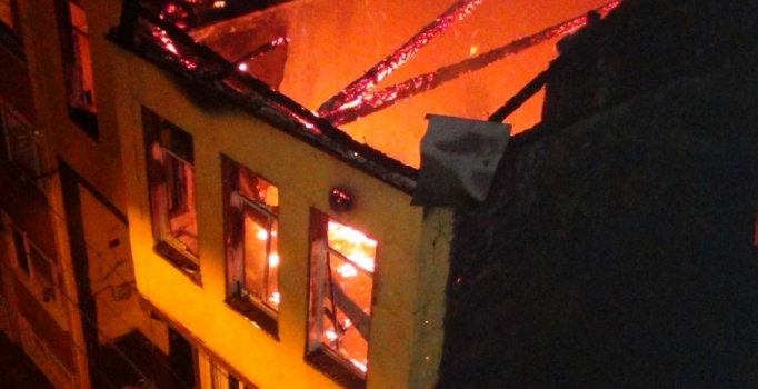 100 yıllık bina yandı