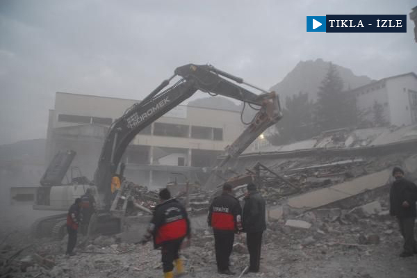 Bina iş makinesinin üzerine çöktü