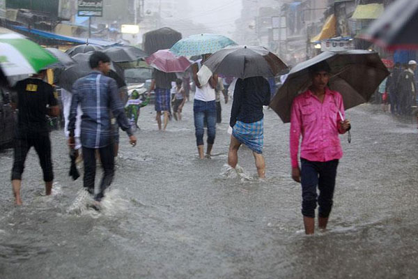 Hindistan'da şiddetli yağış 95 can aldı