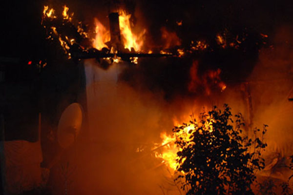 Ahşap evler alev alev yandı