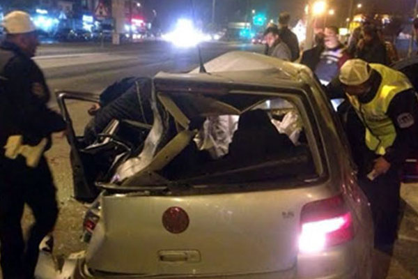 Otomobil park halindeki TIR’a çarptı