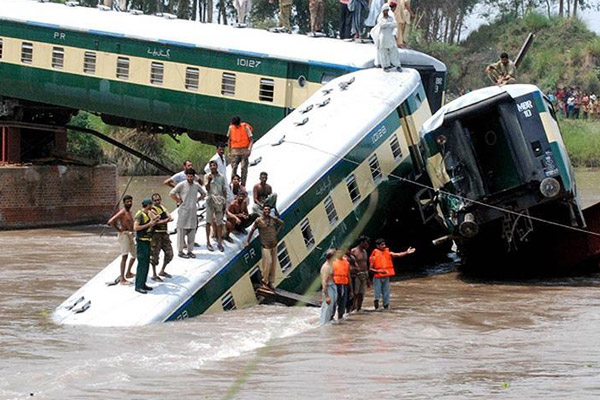 Pakistan'da tren kazası: 13 ölü