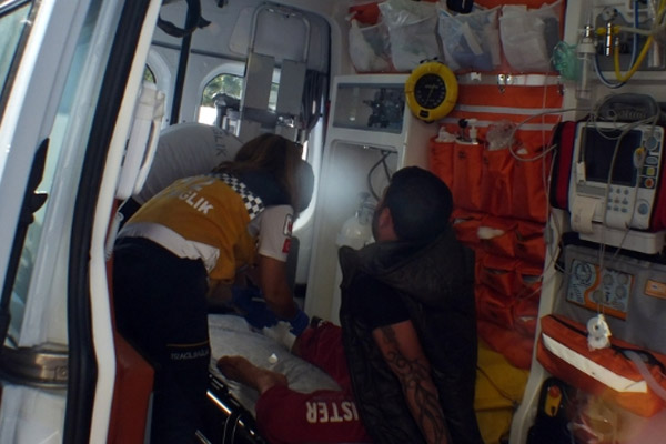 Sokakta ateş açarken kendisini vurdu