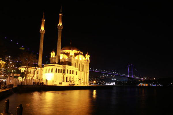 Boğaziçi Köprüsü, mor rengine büründü