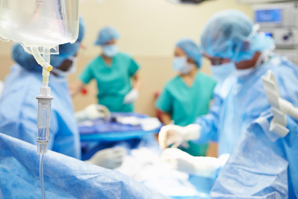 Neşteri yanlış yere vuran doktora 3 yıl hapis