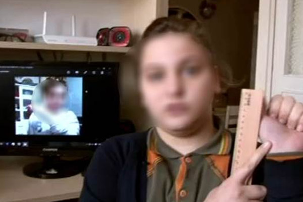 Öğretmen öğrencisinin elini cetvelle kırdı