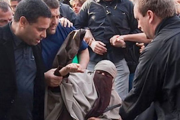 Fransa'da başörtülüye saldırı