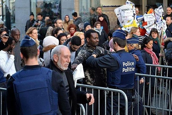 Fransa'da, gösteri yürüyüşleri yasaklandı