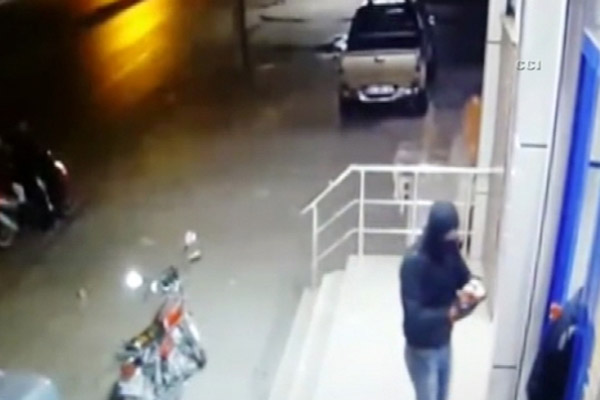 PKK yandaşları markete bomba attı