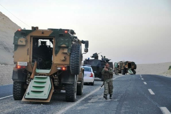 Silvan’da askeri konvoya bombalı saldırı