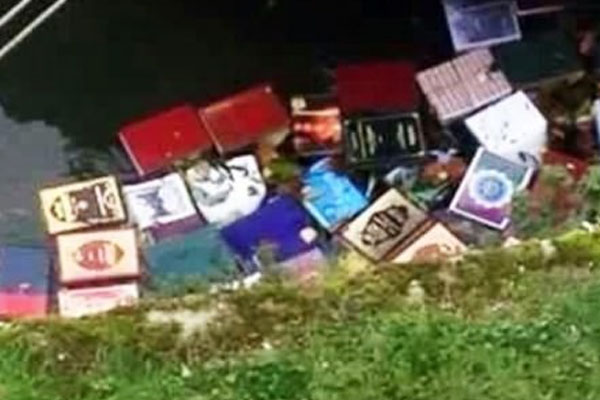Kur'an-ı Kerim'leri su kanalına attılar