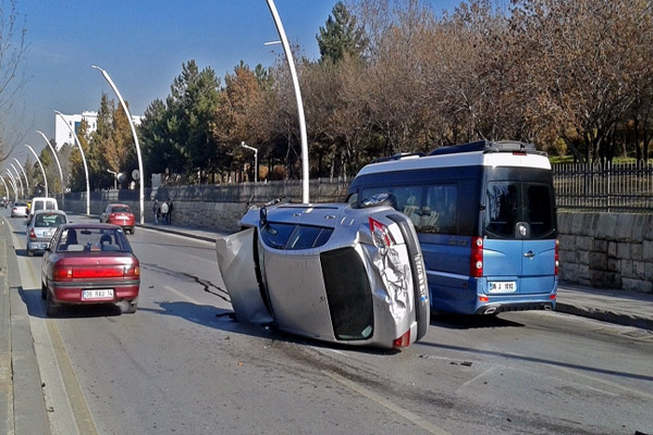 Kontrolden çıkan araç Meclis duvarına çarptı