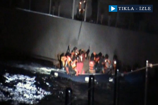 Yunan donanması Ege'de mülteci botunu batırdı