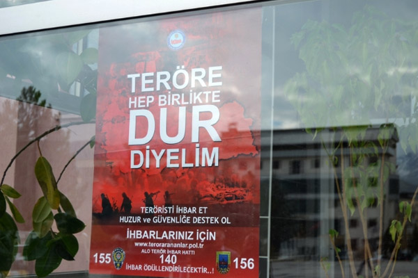 Hakkari’de kamu binalarına bu afişler asıldı