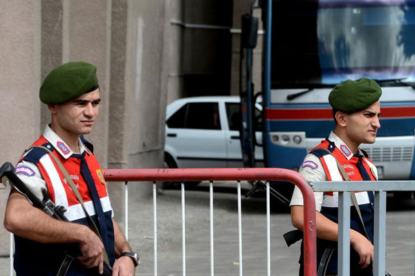 Askere hakaretten 2 kişi tutuklandı