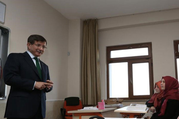 Davutoğlu, öğrencilere harita dersi verdi